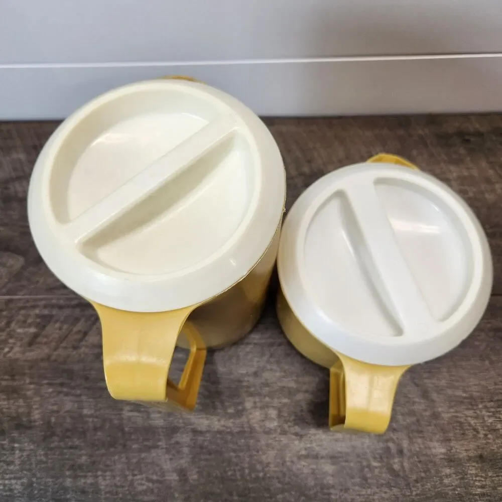 2 Vtg Rubbermaid Pitchers Harvest Gold 2 1/4 qt J2445 & 1 1/2 qt 2745 White Lids